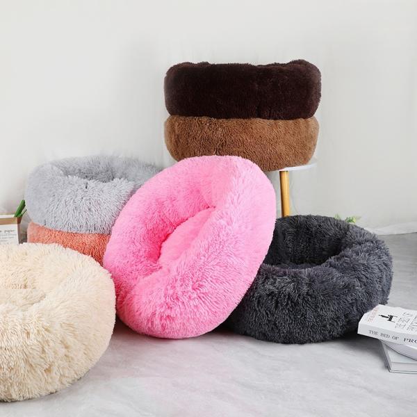 Розовая пушистая циновка кровати собаки вокруг поставок любимца пусковой площадки собаки зимы дома любимца теплых