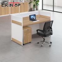 Mesa de escritório de funcionários de nozes com divisória
