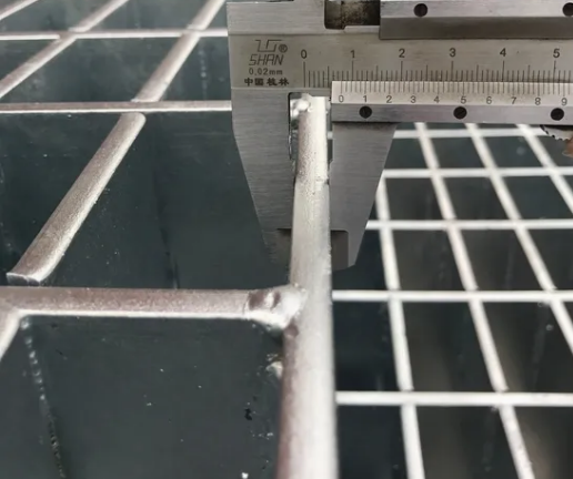 Heavy-Duty Plug-in Steel Grating with Hot-Dip Galvanized Surface for Industrial and Commercial Use