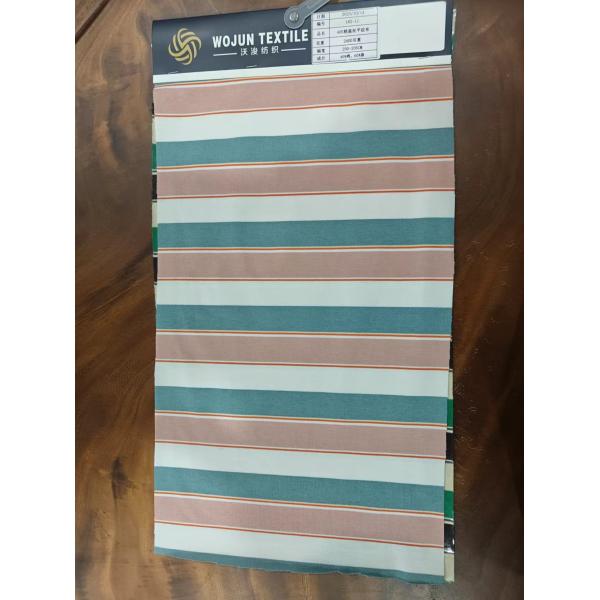 Изделие из полосатого материала, устойчивого к износу, блестящего и удобного для кожи, предназначенное для повседневного ношения