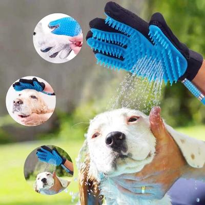 Cão que banha-se fazendo massagens o removedor do cabelo do animal de estimação da palma para a escova da preparação do banho de chuveiro dos cães do banho do cão