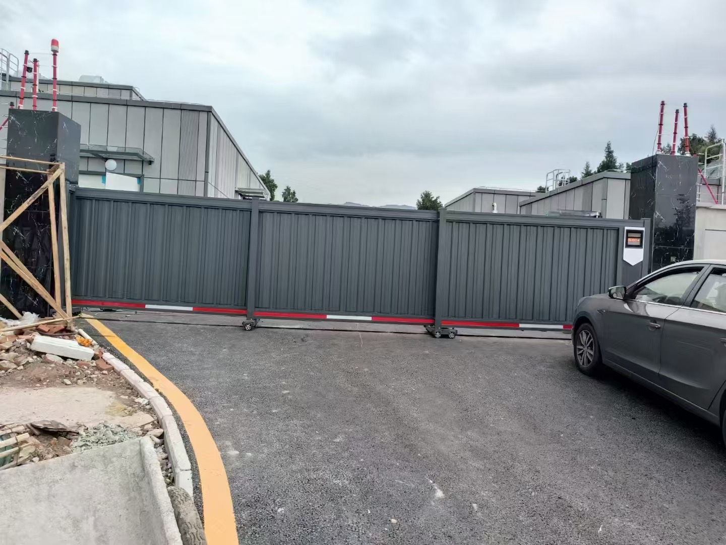 Hot Selling  Touchless Security Garage Aluminum Automatic Sliding Gate Safety Front Gate