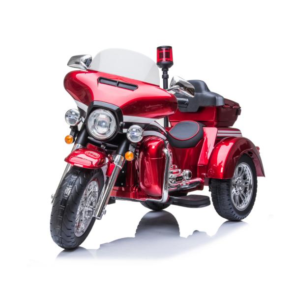 Дети едут на мотоцикле с моделью в красной краске