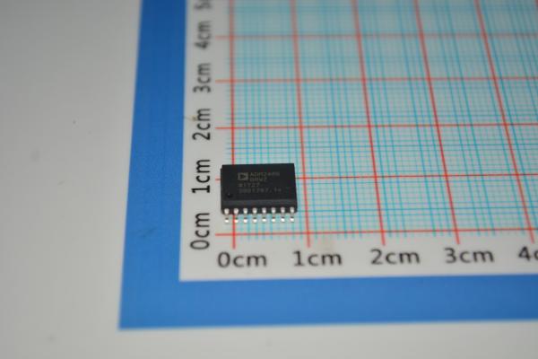 ADM2486BRWZ Émetteur-récepteur RS-485 isolé 500 kbps Isolation 2,5 kV ±15 kV ESD Logique 3V/5V CMR élevé Température industrielle pour PLC/Contrôle moteur