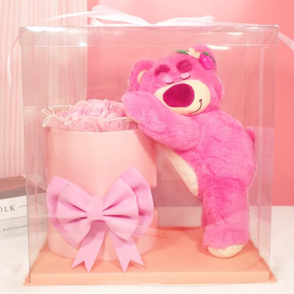 For graduation season, I gave my classmates and teachers strawberry bear dolls, rose bouquets, Qixi Festival gifts, and birthday presents to my girlfriend and best friend