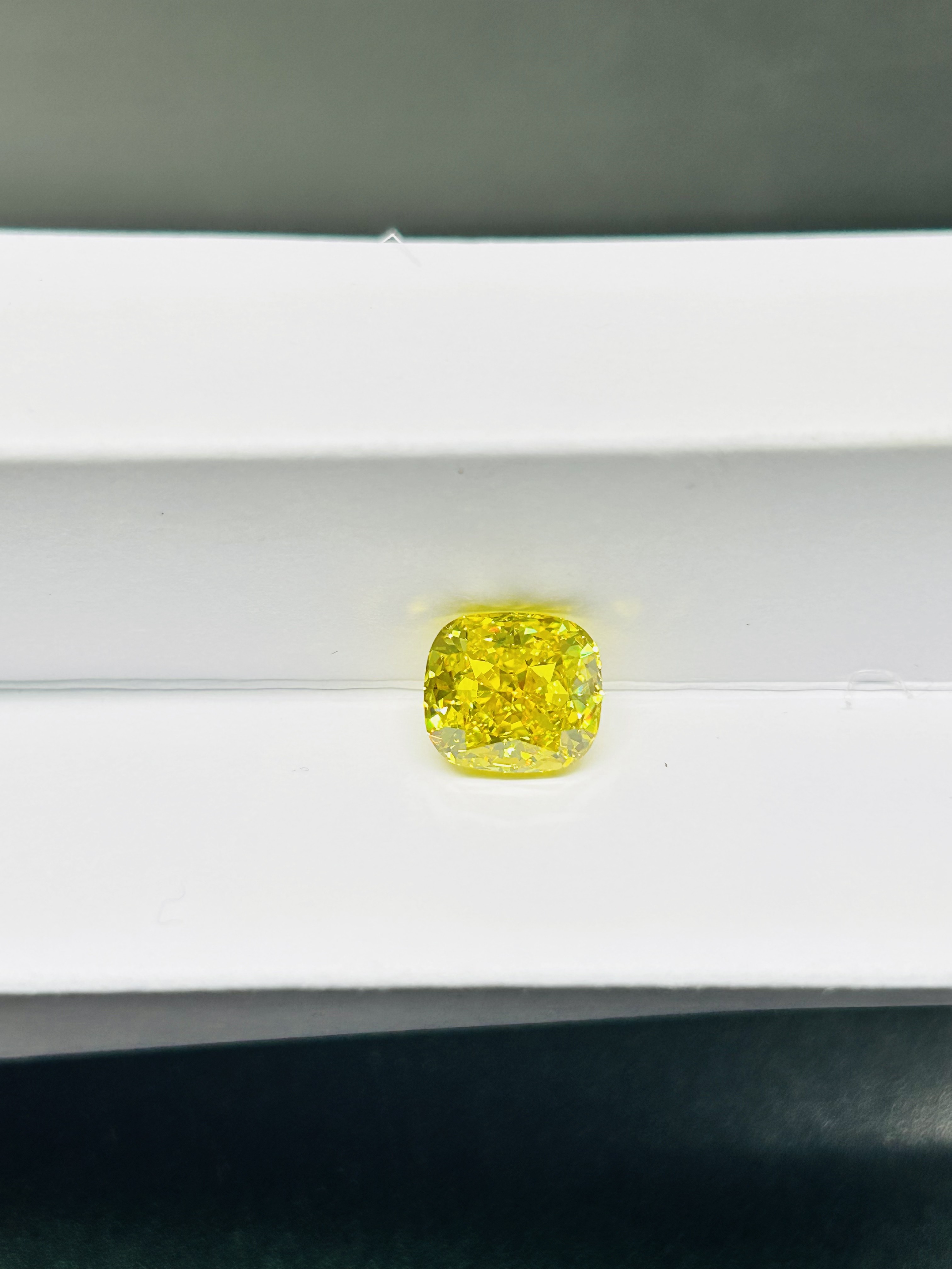 Лабораторно изготовленные желтые бриллианты HPHT 1-2ct
