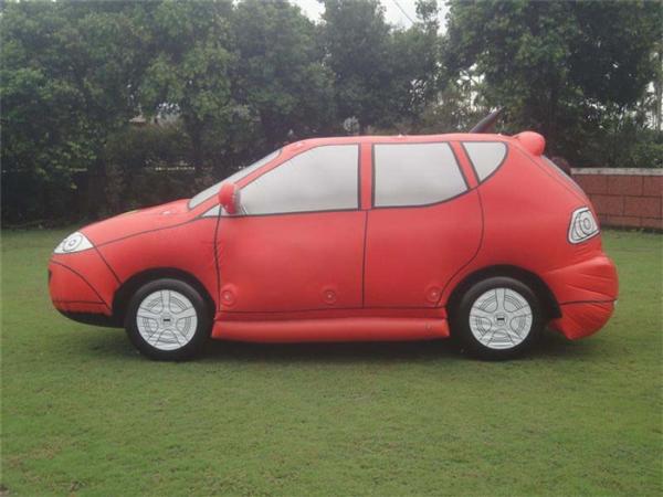 O carro de esportes inflável criativo luxuoso dos produtos da propaganda, marca o carro inflável