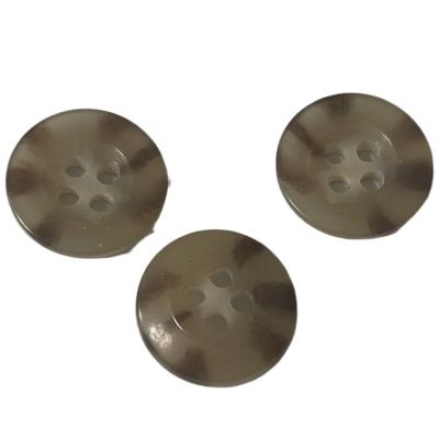 Os botões bege da ureia da cor 12mm usam-se na camisa uniforme da roupa do bombeiro