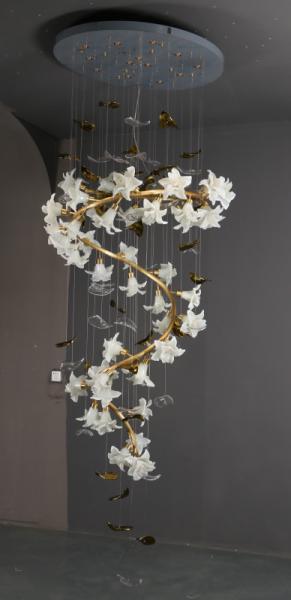Luzes de vidro do candelabro do pendente da flor com a lâmpada de suspensão da escada cerâmica de cobre