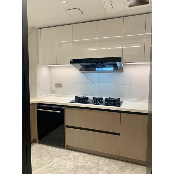 Diseño moderno Melamina con acabado de piedra de cuarzo Cascada de la isla