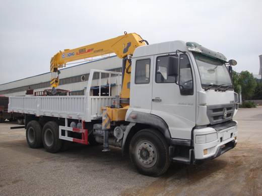 HOWO 8T 6X4 Construction Crane Truck , Hydraulic Boom Crane With 4 Booms