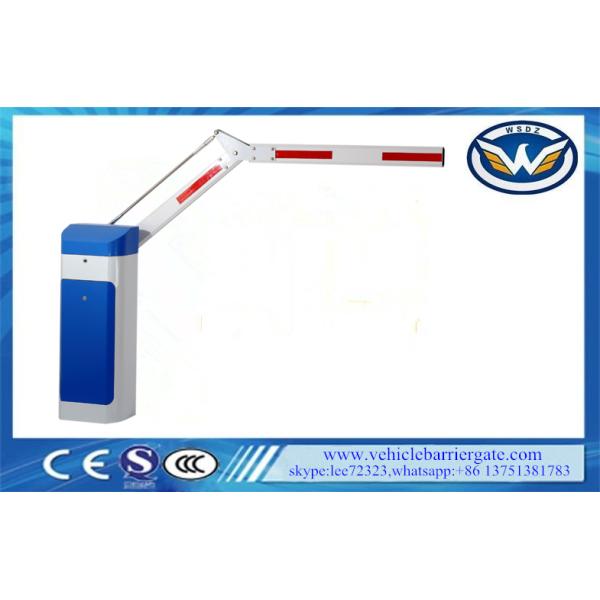 Автомобиль открытый и близкий строб барьера корабля вели рукоятки барьера светлого адвокатского сословия