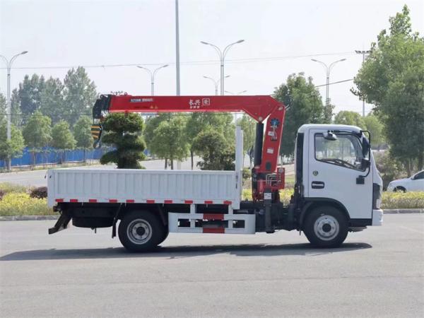 3.2 Ton Dongfeng Truck 4x2 Direito Conduzir guindaste montado para construção municipal e condições de estrada ruins