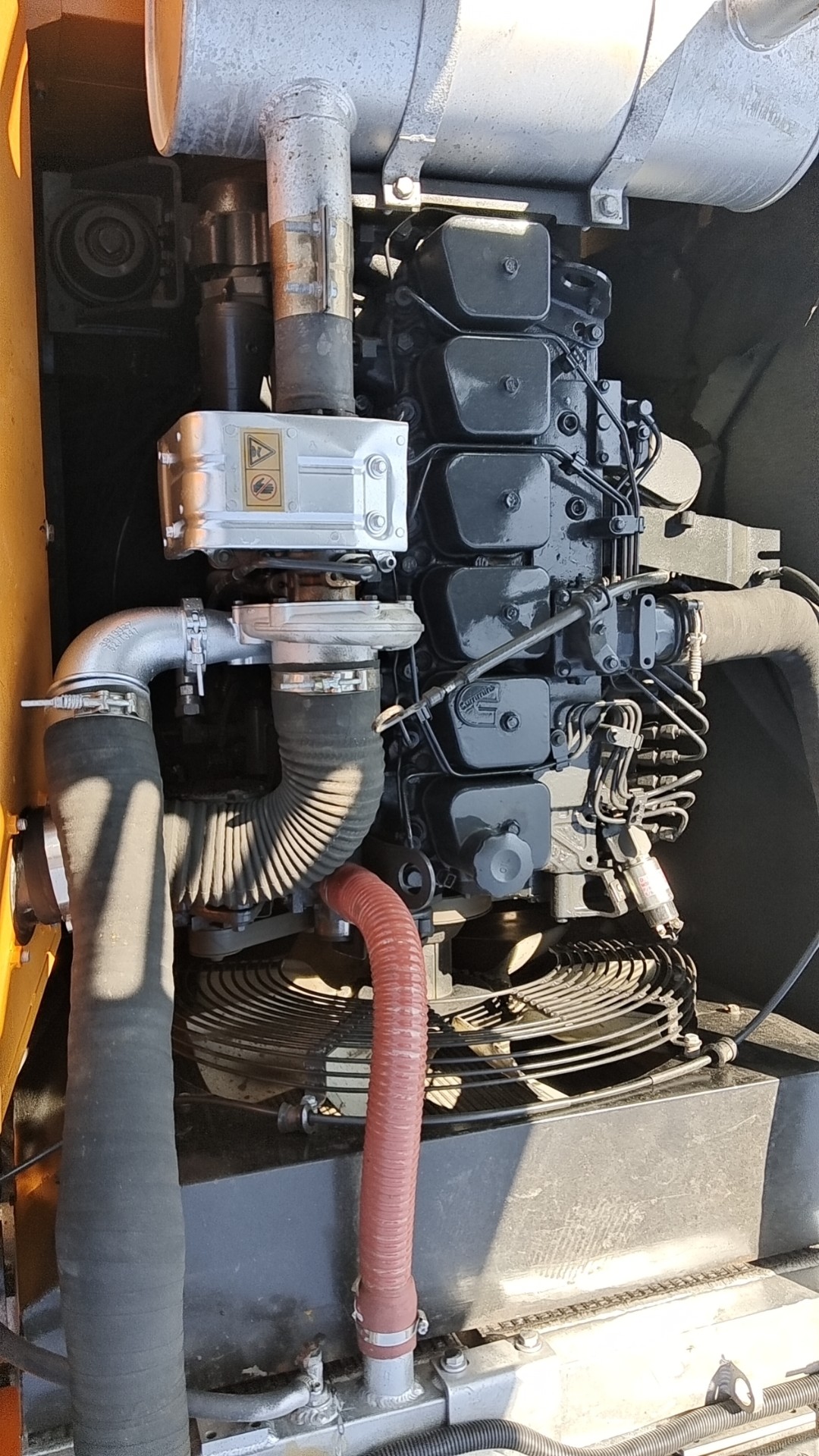 22-тонный экскаватор Hyundai 220-9s оснащен двигателем Cummins