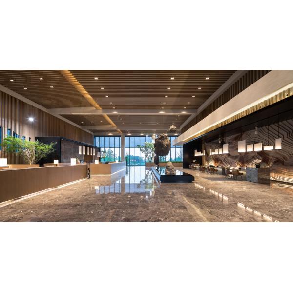 Мебель гостиничного лобби, фиксированные столы и деревянные кресла