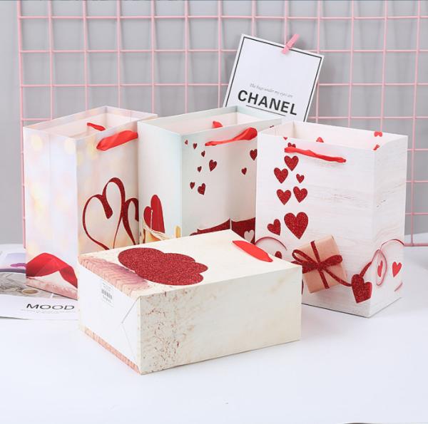 Red Heart Love Pattern Paper Gift Bags Custom Logo For Valentine 'S Day Wedding