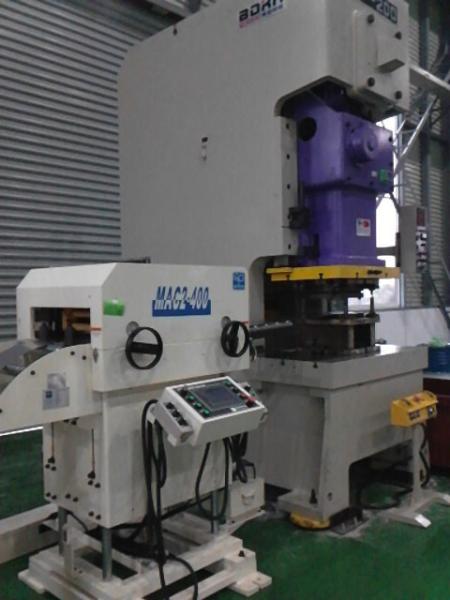 18KW Decoiling e máquina do endireitamento, molde do parafuso da bola que processa a máquina de perfuração de aço do ilhó