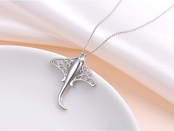 Sterling Silver High Polished Seashell Necklace Pendant with 18 Box Chain