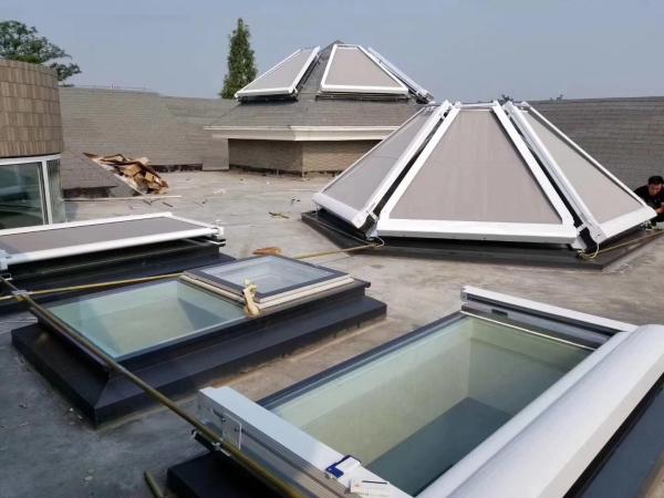 Telhado exterior motorizado com telhado retrátil