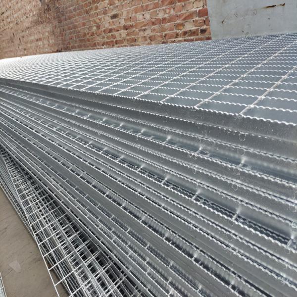 Quente mergulhado galvanizou a grade de aço serrilhada do assoalho da plataforma da raspagem soldada