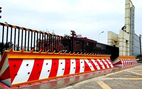 Roadway Safety Vehicle Wedge Barrier Surface Mounted Road Blocker 3M-6M Crash Rated