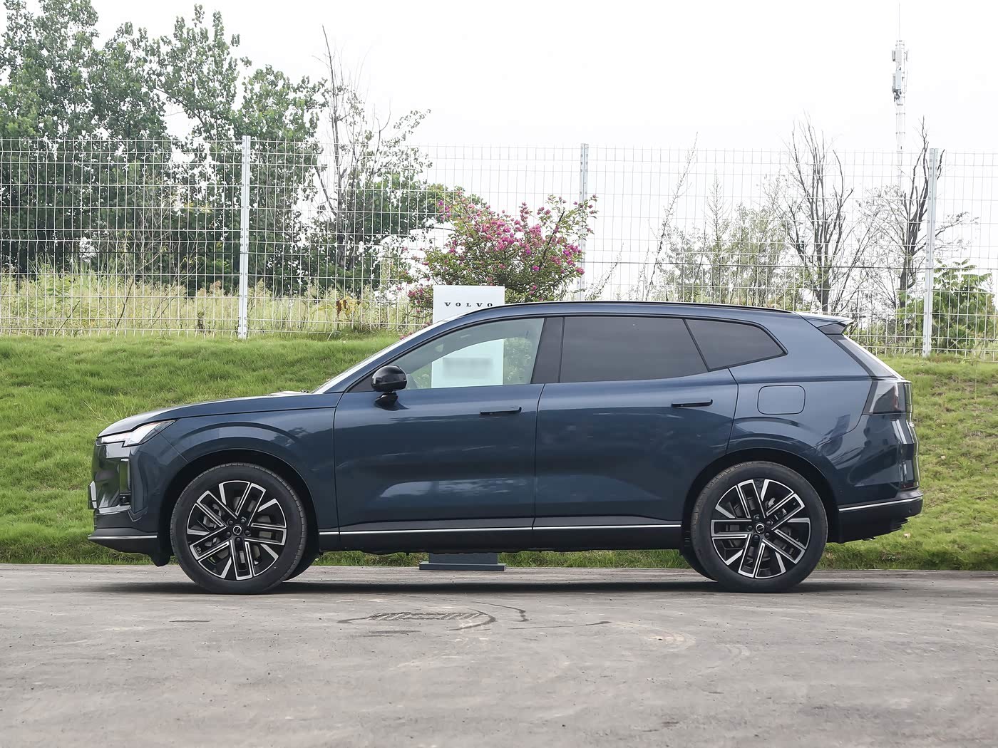 2026 Scandinavian Cross Country XC70 4WD Plug-in Hybrid PLUS Edition SUV