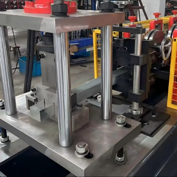 New Popular 1.0-1.5mm Carbon&Galvanized Steel  C Profile U Profile Door Frame Roll Forming Machine With Punching Device
