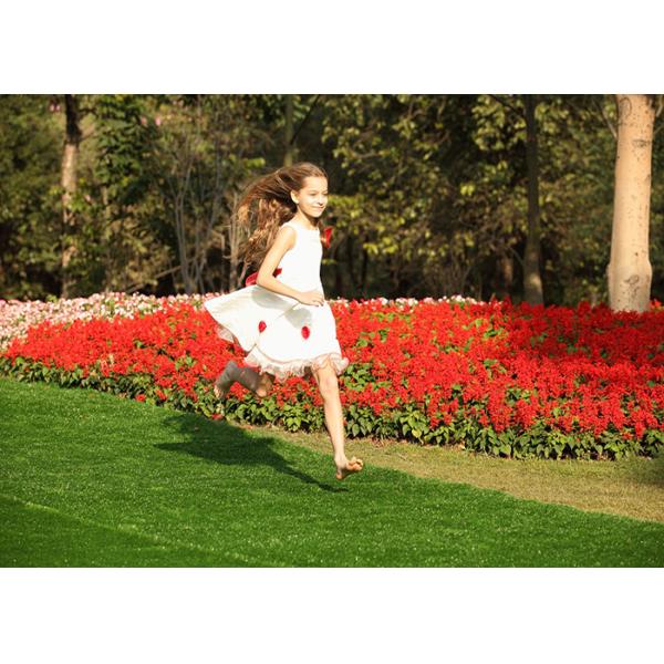 Дети играя ковер травы 30MM на открытом воздухе искусственный, поддельную траву сада