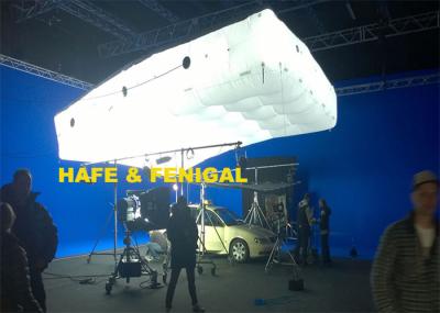 O colchão dá forma ao filme 3.2k branco frio que ilumina o balão com ar do hélio
