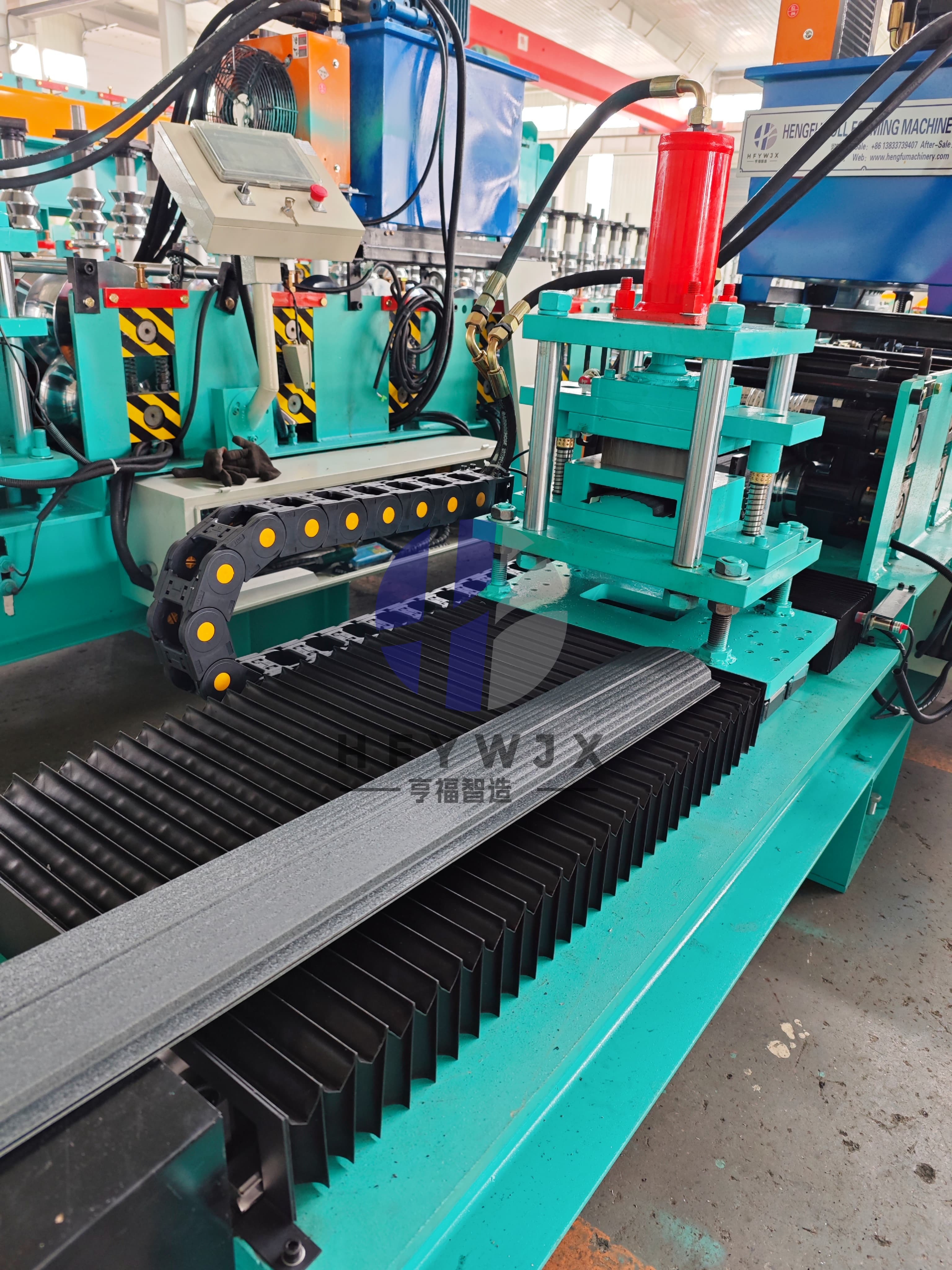 High Speed 20-25 m/min Fence Roll Forming Machine with 16 Rows Rollers and Non-stop Flying Shear Cutting