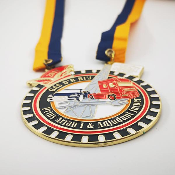 Medalla de Carnaval Pirnce con colores suaves de esmalte y chapa de oro