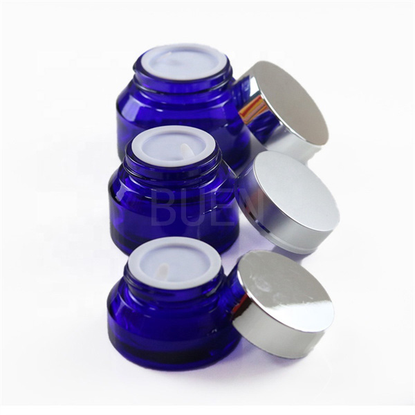 Vides inclinés épaulent les pots cosmétiques en verre avec le couvercle à visser de ruban