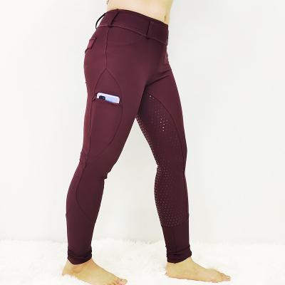O cavaleiro vermelho marrom das caneleiras da equitação das senhoras carrega o tamanho XXS das mulheres - XL