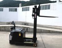 C' est un chariot à batterie de portée de 1,2 tonne.