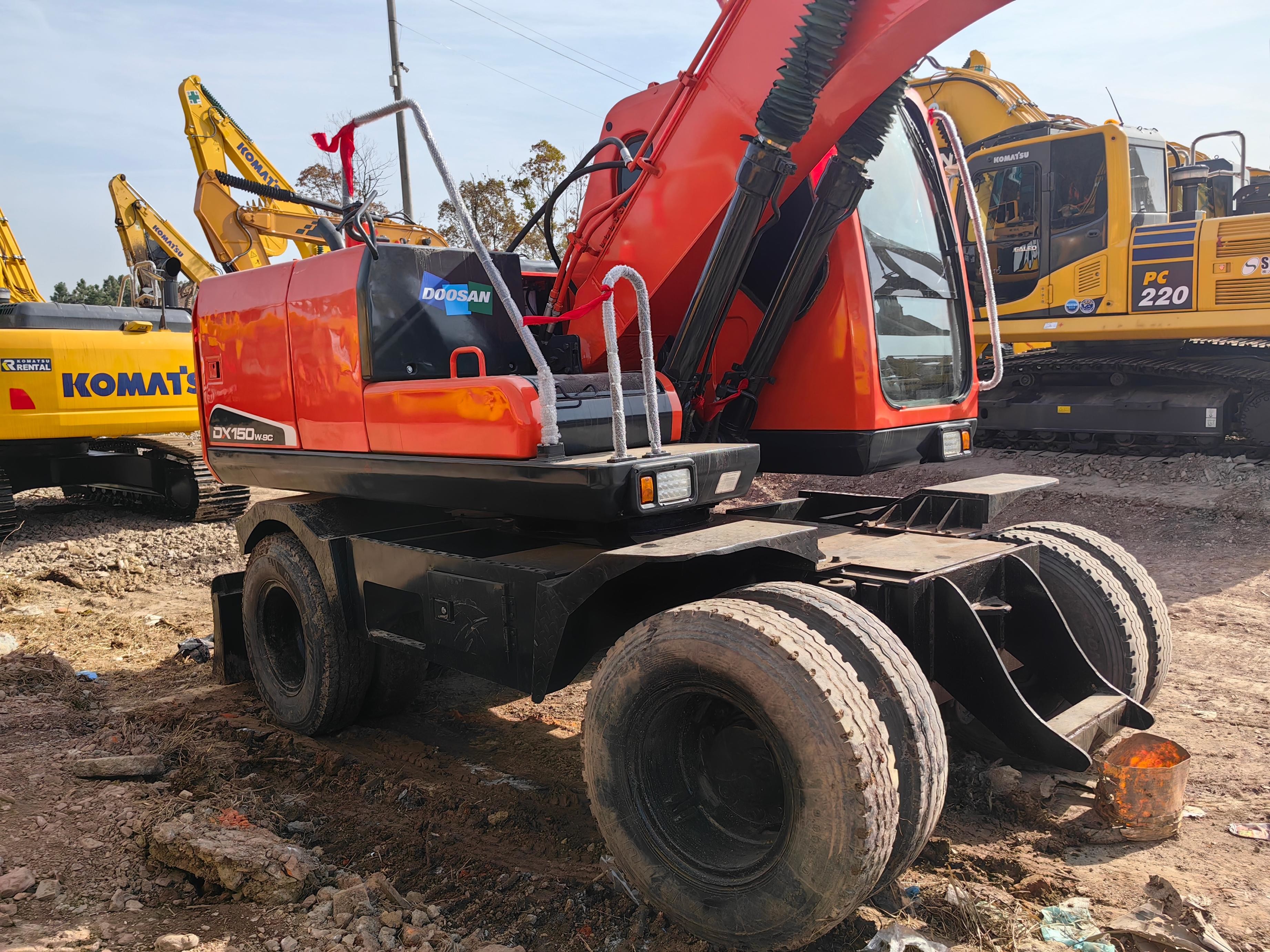 Корейский оригинальный использованный экскаватор на колесах Doosan DX150w-7 с вместимостью в 0,75 м3