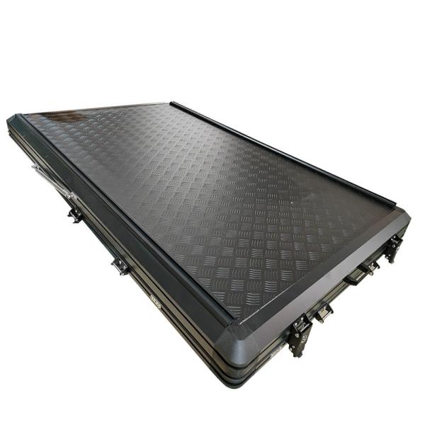 Off-Roading 4x4 Triangle Roof Tent with Hard Aluminum Shell and Waterproof Polyester