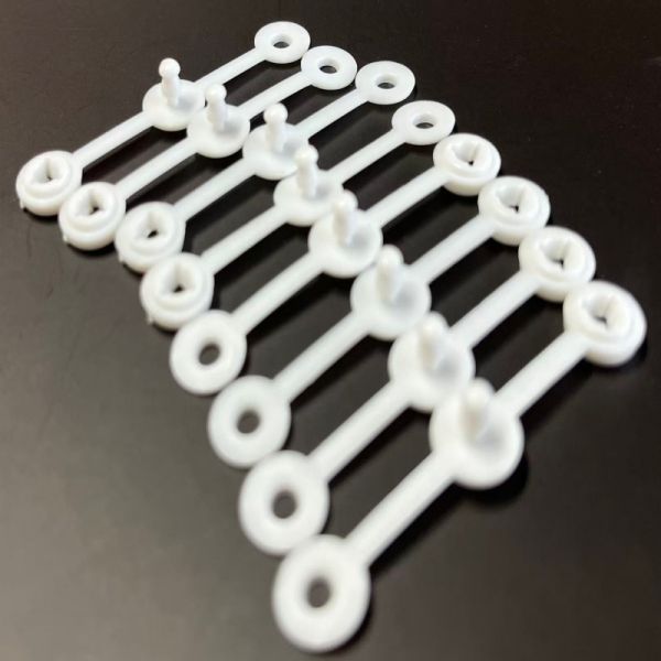 Étiquettes noires pour vêtements avec mécanisme de verrouillage magnétique conçu pour une identification sécurisée des vêtements, durables et personnalisables