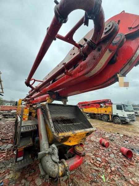 Pompes à béton Pusmeister 42m Vente directe avec 4 essieux pompe à béton