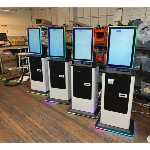 Quiosco de pago de autoservicio del hotel del aeropuerto con validación y cambio de billetes y divisas en efectivo