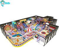 Parque de diversões de brinquedos interiores com tema do caramelo