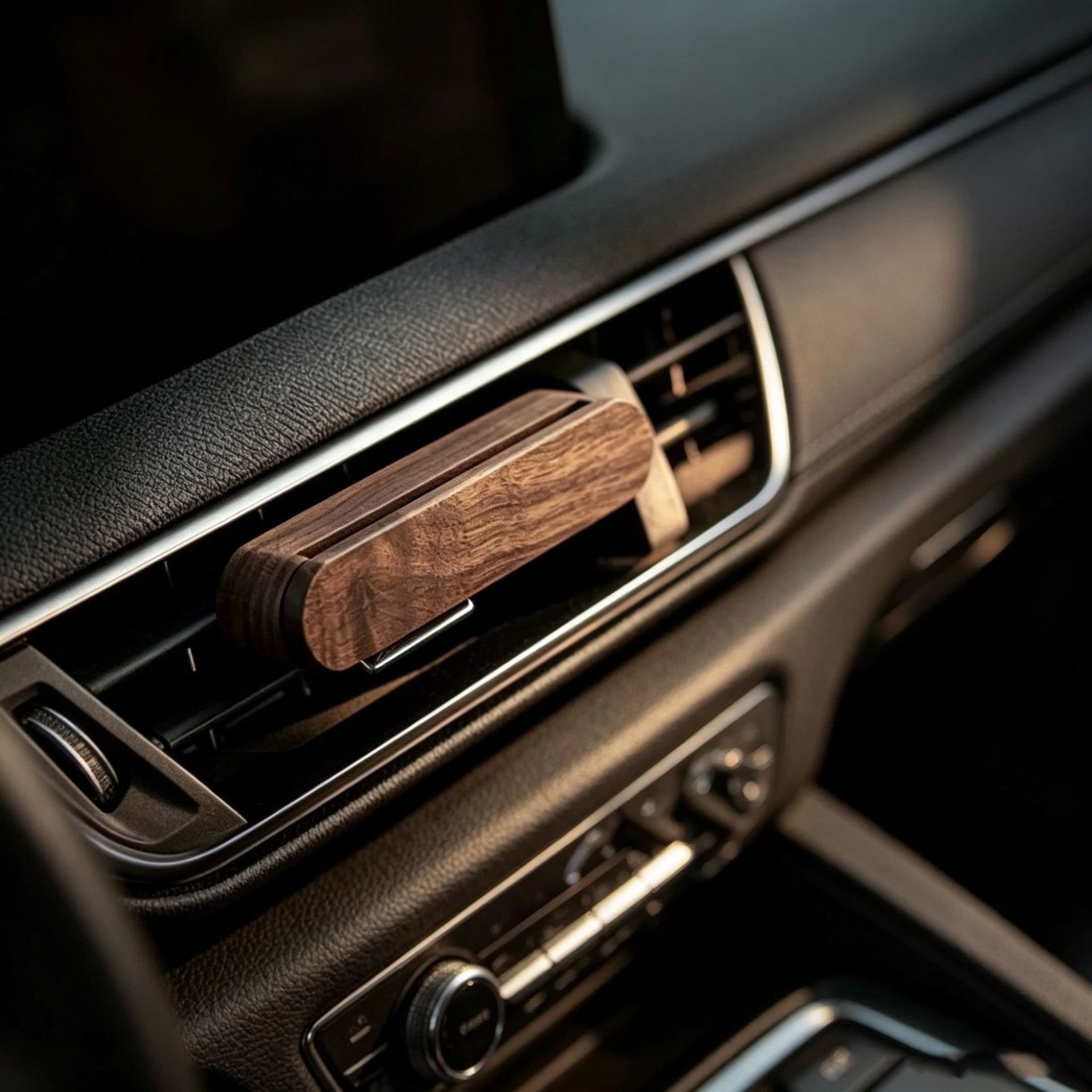 Wooden Car Vent Clip-On Aroma Diffuser – Light Luxury Natural Scent