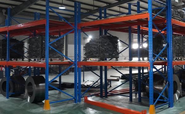 Racks de armazenagem de aço de qualidade industrial amarelo robusto para uma capacidade máxima de 2000 kg/paleta