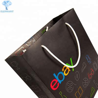 Deslocado imprimindo sacos de papel pretos do presente com punhos Eco amigável