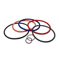 Vários Anéis industriais de borracha de silicone colorida de cor azul-alaranjada e azul-preto, grandes e pequenos, com alta resistência ao calor