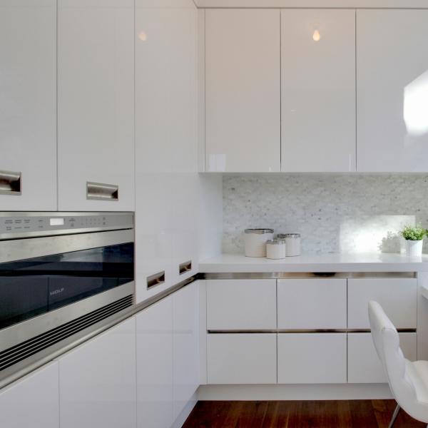 Customized Villa Modern White Glossy Kitchen Cabinets Moisture Proof