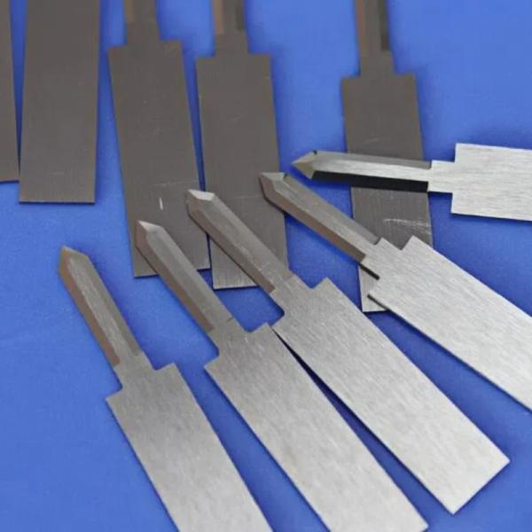 Cuchillo de carburo de tungsteno 92HRA, grano de 0,5 μm para corte de caucho