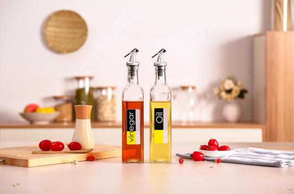 Les bouteilles en verre de vinaigrette de la sauce à poissons 500ml avec le métal équipent FDA d'un gicleur LFGB