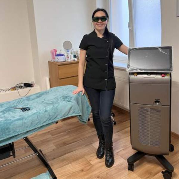 Эффективное удаление волос с помощью 755 808 940 1064nm диодного лазера 1600-2400W высокой мощности