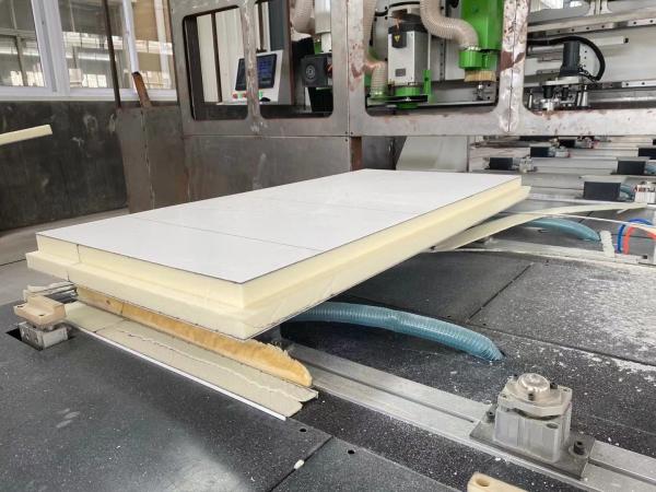 Centres de traitement pour l'extrusion de feuilles isolantes composites