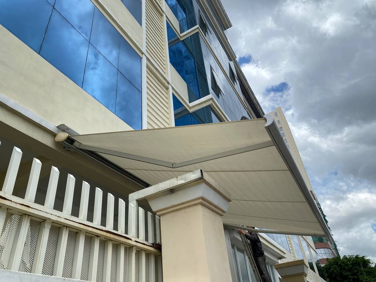 High-End Motorized Full Cassette Awning Premium Outdoor Retractable Balcony Cover with Remote Control